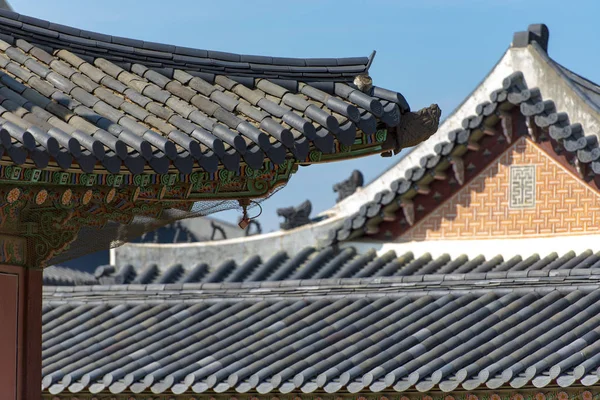 Détails de l'architecture traditionnelle coréenne ancienne au palais Gyeongbokgung à Séoul — Photo