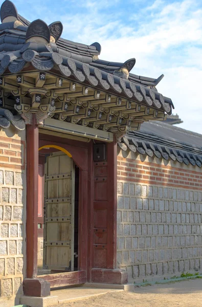 Détails de l'architecture traditionnelle coréenne ancienne au palais Gyeongbokgung à Séoul — Photo