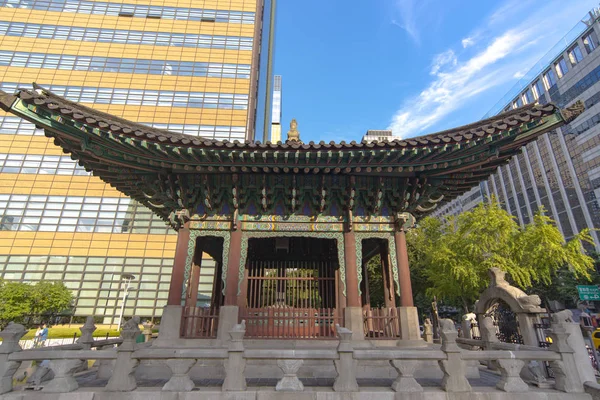 Ancien pavillon traditionnel coréen en bois et bâtiments modernes à Séoul — Photo