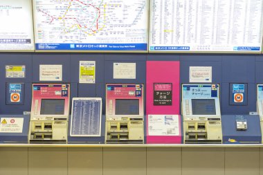 Çeşitli bilet makineleri Tokyo Metro, metro metro istasyonundan