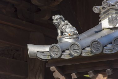 Bir ejderha ile geleneksel Japon çatı detay