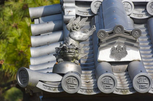 Detalle del techo tradicional japonés con un dragón — Foto de Stock