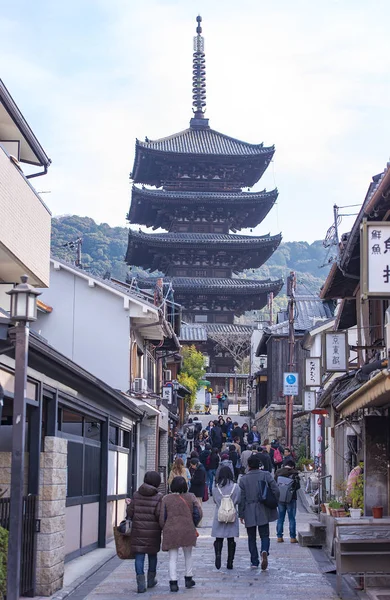 Turistas en las calles del distrito de Gion y el santuario de Yasaka en Kyoto — Foto de Stock