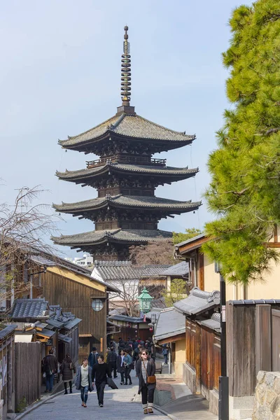 Turistas en las calles del distrito de Gion y el santuario de Yasaka en Kyoto — Foto de Stock