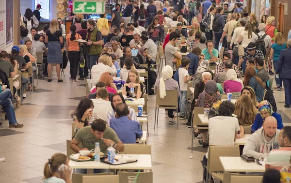 Multidão de pessoas em uma praça de alimentação de um shopping center em Moscou — Fotografia de Stock