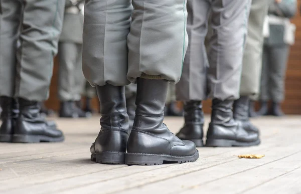 Fila de soldados pernas vestidas com sapatos militares austríacos especiais — Fotografia de Stock