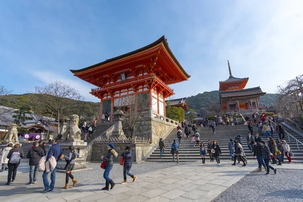 Touristes à l'escalier principal et à l'entrée du temple Kiyomizu dera à Kyoto — Photo