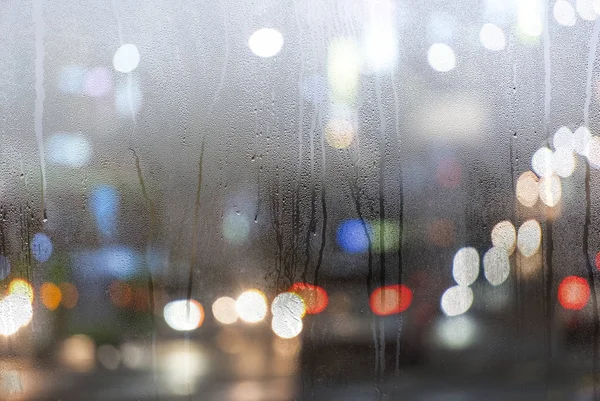 Vida en la ciudad, coches de carretera en la ciudad a través de la ventana durante las fuertes lluvias — Foto de Stock