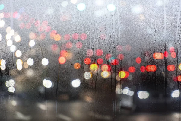 Vida en la ciudad, coches de carretera en la ciudad a través de la ventana durante las fuertes lluvias — Foto de Stock