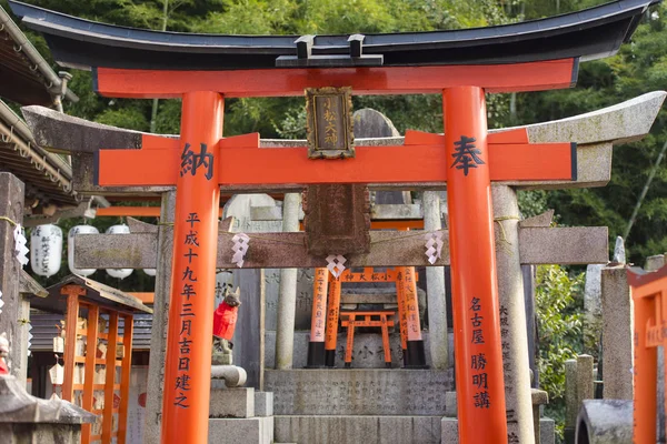 Lugar de culto no templo Fushimi Inari-taisha em Kyoto — Fotografia de Stock