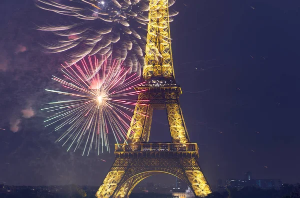 Vue panoramique de la Tour Eiffel avec feux d'artifice le soir à Paris — Photo