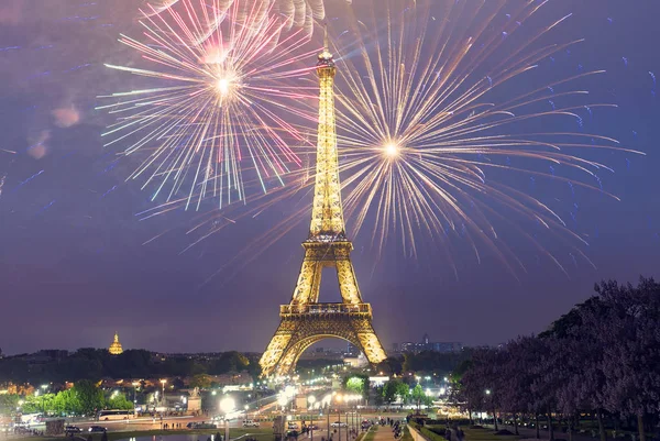 Vue panoramique de la Tour Eiffel avec feux d'artifice le soir à Paris — Photo