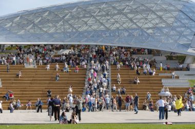 Bir yeni park Zaryadye ya da Zariadye Moskova'da Moskova Kremlin önünde oturan insanlar
