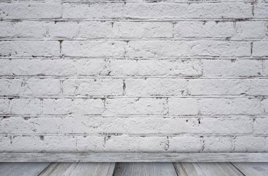 Bos bir odada tuğla duvar ve gri ahşap zemin
