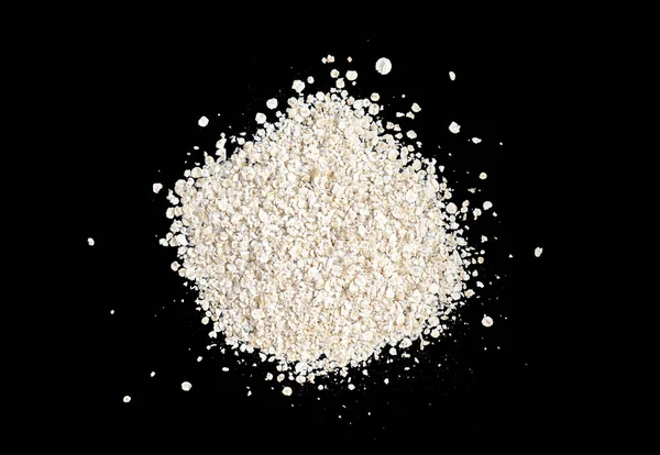 Siyah arka plan üzerine izole yulaf ezmesi kuru