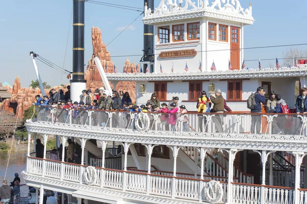 Gente en el Disneyland de Tokio — Foto de Stock