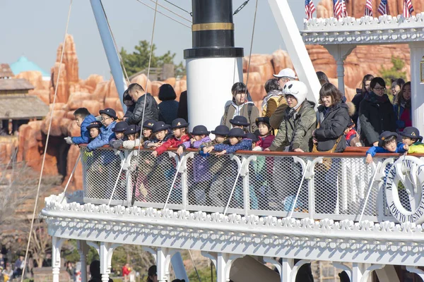 Gente en el Disneyland de Tokio — Foto de Stock