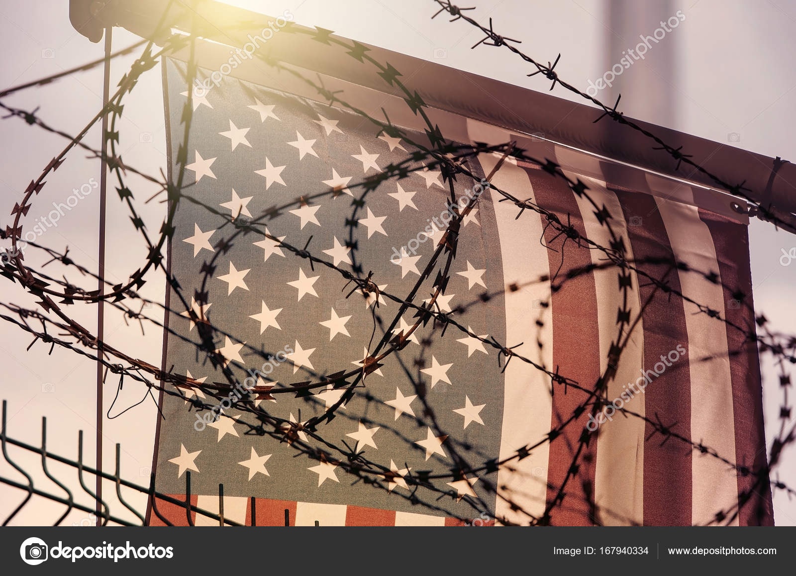 Американський прапор і колючого дроту, США прикордонних — Стокове фото ...