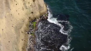 Napoli, İtalya için eski bir kalenin duvar önünde beyaz dalgalar