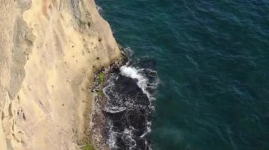 Napoli, İtalya için eski bir kalenin duvar önünde beyaz dalgalar