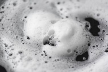 Beyaz sabun köpüğü siyah plaka, arka plan veya doku fikirler için