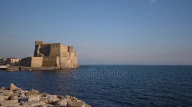 Antik Castel dell'Ovo ve Tiren Denizi muhteşem akşam Napoli, İtalya