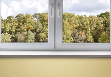 Beyaz pencere pervazına ve sonbahar manzara, sonbahar günü penceresinde ile iç