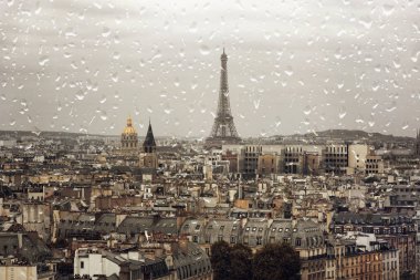 Paris'te, yağmur sonbahar günü Eyfel Kulesi, şehir içinde Yağmurlu gün