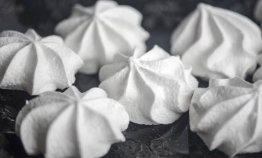 Meringues siyah tabakta yemek arka plan resmini yakın çekim.