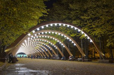 Şehir Parkı, yeşil alan park Sokolniki, Moskova, Rusya'nın sonbahar akşam