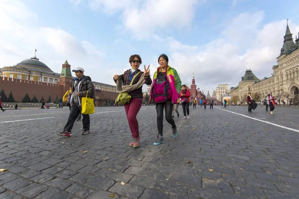 Азиатские туристы на Красной площади в Москве — стоковое фото