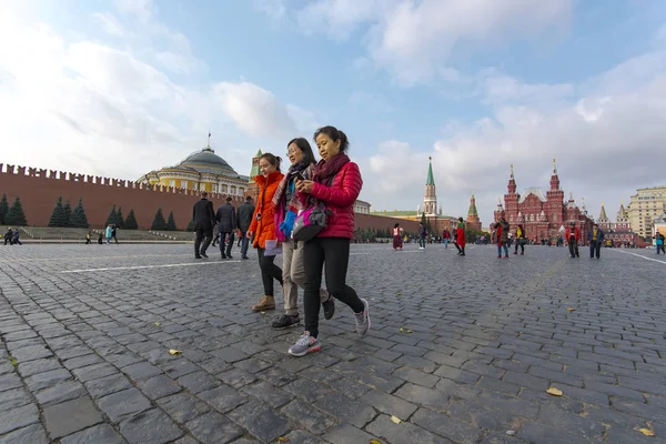Азиатские туристы на Красной площади в Москве — стоковое фото