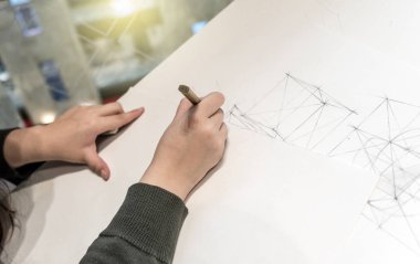 Genç kadın kalem tarafından bir şey bir Enstitüsü'nde beyaz kağıt üzerine çizim bir öğrenci