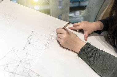 Genç kadın kalem tarafından bir şey bir Enstitüsü'nde beyaz kağıt üzerine çizim bir öğrenci