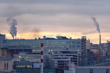 Fabrika ve kirliliği şehir manzarası