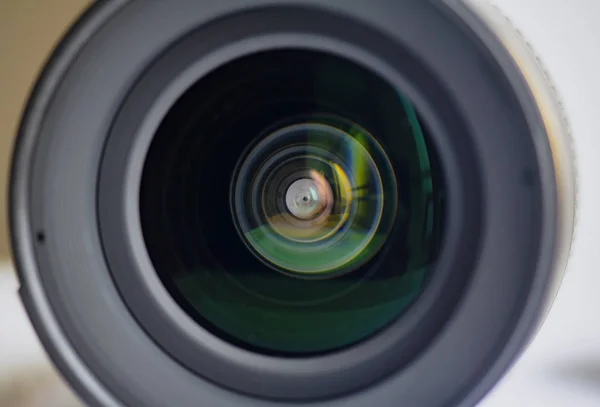 Close-up Detalhe de uma lente, lente de câmera e reflexão — Fotografia de Stock