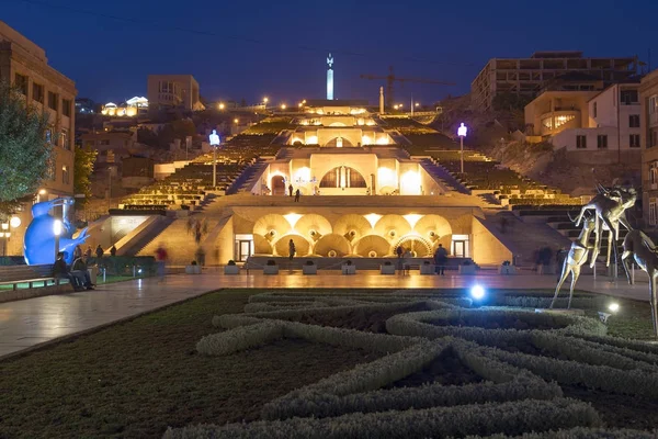 Erivan'da dev bir merdiven Cascade Erivan Ermenistan, Cascade karmaşık gece görülmektedir