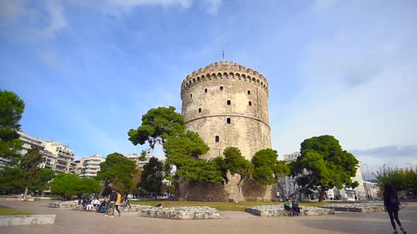 Vita tornet och turister i Thessaloniki — Stockvideo