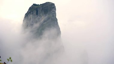 Dağlar ve tepeler, Foggy orman üzerinde gizemli sis