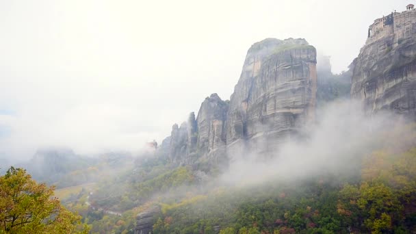 Nebliger Morgen über Meteora-Klöstern in Griechenland, Meteora-Felslandschaft — Stockvideo