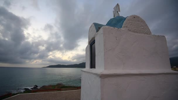 Kis hagyományos görög fehér templom, a tengerre, Görögország Sarti — Stock videók
