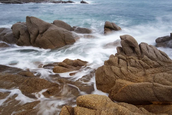 Mar Con Pequeñas Olas Larga Exposición Larga Exposición Mar Rocas —  Fotos de Stock