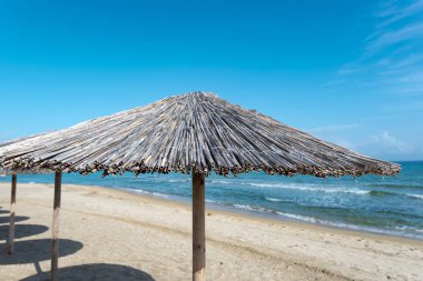 Şartı, Yunanistan, yaz plaj kişi, deniz ve kum, olmadan boş deniz ve plaj arka plan ile hasır şemsiyeler