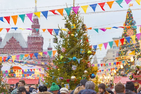 人们在圣诞集市和红场在莫斯科12月03日 2017在俄国 — 图库照片