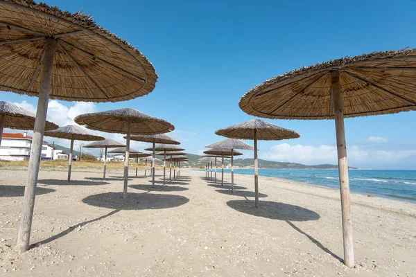 Сарті Греція Влітку Пляж Людей Морем Піском Очищувати Пляж Фон — стокове фото