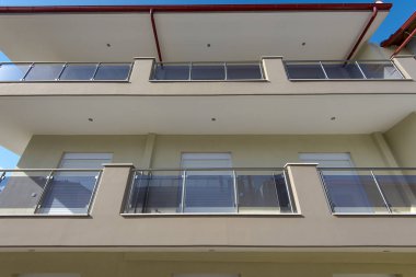 Yeni ev, bir sokakta modern evler