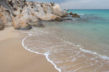 Kayalıklarla Yunanistan ile Denizi'nin kıyısında