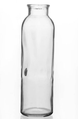 Beyaz arka planda izole edilmiş boş cam şişe