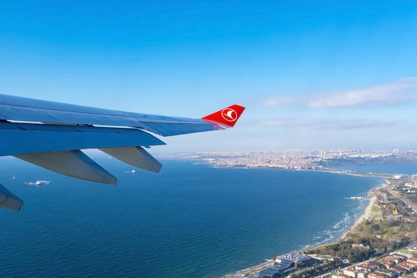 Airbus A330 - 300 wing wing Türk Hava Yolları'nın Airbus A-330 uçakla gökyüzünde 27 Aralık sırasında aygıt ipucu. 2017 Türkiye'de 