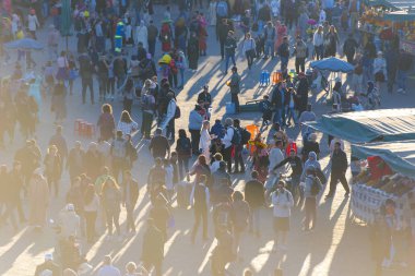 Marakeş veya Marakeş eski şehir Medine ve Jamaa el Fna pazar meydanında parçası ile panoramik manzaralı